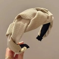 Dettaglio del cerchietto in tweed beige con spugna che mostra la trama spessa e l'interno - Beige