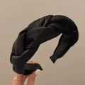 Dettaglio del cerchietto in tweed nero intrecciato con nodo ritorto e fodera interna morbida - Nero