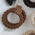 Chouchous crochetés à la main aux tons terreux avec étiquette ours et marquage manuel - Café Clair