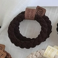 Chouchou en tricot marron fait main avec texture tissée et étiquette artisanale - Café Foncé