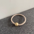 Elastico per capelli beige con perla dorata, design minimalista per coda di cavallo - Albicocca
