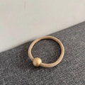 Elastico per capelli a spirale beige con una perla dorata opaca minimalista per donne - Cachi