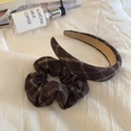 Detail von braunem kariertem Haarreif und Scrunchie-Set mit Vintage-Stoffstruktur - Kaffee Karo Stirnband