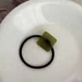 Elastico per capelli francese con cubo in resina verde oliva traslucido su nero - Verde