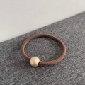 Elastico per capelli marrone con perla beige liscia, stile minimalista elegante - Caffè Chiaro