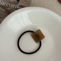 Elastico per capelli nero con perla quadrata in acrilico marrone e incisione a mano - Marrone