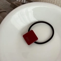 Elastico per capelli quadrato rosso scuro minimalista con scritta dorata a mano - Rosso