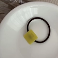 Elastico per capelli nero con ciondolo quadrato giallo e scritta fatta a mano - Giallo