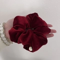 Elegante elastico in velluto bordeaux con un piccolo ciondolo tondo in metallo inciso 11352 - Rosso Vino - Grande