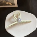 Pinza para el cabello minimalista verde claro mate con una perla grande para mujeres - Beige