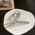 Pinza de pelo grande mate gris verde con elegante perla de gran tamaño decorativa - verde claro