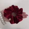 Elegante elastico scrunchie in velluto rosso vino con bottone decorativo dorato - Rosso Vino - Medio