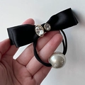 Elastico per capelli con fiocco in raso nero, strass scintillanti e grande ciondolo a perla - Nero