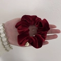 Elegante bordeauxrode fluwelen scrunchie met hoogwaardige gouden metalen hanger - Wijnrood - Klein