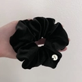 Grote zwarte fluwelen scrunchie met zilveren metalen bedel en zachte elastische band - Zwart-Groot