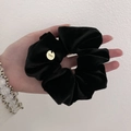 Scrunchie in velluto nero con un ciondolo rotondo in metallo dorato inciso - Nero-Medio