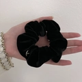 Elegante zwarte fluwelen scrunchie met zilveren metalen ring en 11:11 gravering - Zwart-Klein