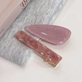 Detail van roze marmeren haarklem en doorschijnende harsklem met goudfolie - Roze Marmer En Goudfolie Druppel / Roze