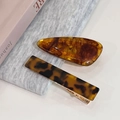 Detail van amberkleurige en schildpadpatroon haarspelden met een gouden metalen basis - Amberen Druppel En Schildpad Rechthoek / Bruin