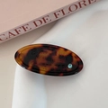 Détail de la pince ovale en résine écaille avec texte SAVON et strass bleu brillant - Écaille de Tortue