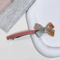 Détail de la barrette à cheveux artisanale avec nœud marbré et gravure France Handmade - Orange multicolore