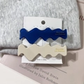 Dettaglio di fermagli per capelli ondulati in acetato blu e beige con scritte dorate - Stile Onda Irregolare (3#)