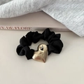 Elegante elastico in raso nero con ciondolo a cuore in metallo dorato spazzolato - Stile Cuore / Nero