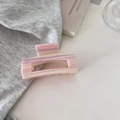 Detailaufnahme des rosa marmorierten Acetats der Haarklammer mit Farbverlauf - Mittleres Quadrat