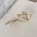 Dettaglio del fermaglio per capelli ginkgo dorato con pietre occhio di gatto e strass - Stile Foglia di Ginkgo Oro