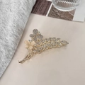 Vue détaillée d'une grande pince à cheveux avec papillons en opale et épis de cristal - Style Zircone