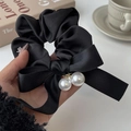 Elegante elastico in raso nero con fiocco e doppi ciondoli di perle per coda di cavallo - Nero