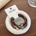 Détail d'élastiques à cheveux marron café avec pendentif en forme de cœur et de fleur - Café Clair Cœur