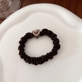 Detailweergave van donkerbruine elastische scrunchie met chocolade hart decoratie - Donkere Koffie
