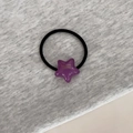 Détail d'un élastique noir haute élasticité avec pendentif étoile en résine violette - Violet