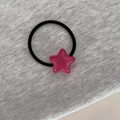 Détail d'un charm étoile rose sur élastique à cheveux noir avec lettrage fait main - Rose rouge