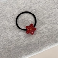 Détail de l'élastique étoile rouge avec lettrage doré France Handmade sur le bandeau - Rouge