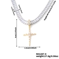 Makro-Detail von Kreuzanhänger mit klaren Zirkonia an einer zweifarbigen Stahlkette - Langer Rauten Edelstein Kreuz Stil (N01287-4)