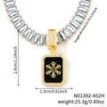 Détail du collier flocon de neige avec émail noir, cristaux blancs et pierres bleues - Rectangle Noir (N01392-452H)