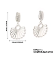 Vue détaillée des boucles d'oreilles en argent avec zircons, taille 4cm par 2,4cm - Style Éventail Creux Argenté (E04237-1)