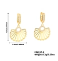 Vue détaillée de boucles d'oreilles dorées en éventail avec pavé de zircons cubiques - Style Éventail Creux Doré (E04237-2)