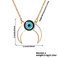 Dettaglio della collana dorata con pendente a mezzaluna e perla blu occhio di Allah - Stile Luna Crescente Malocchio Oro (N01432-1)