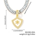 Collier pendentif flocon de neige minimaliste avec cristaux bleus en finition dorée - Grand Bouclier Flocon Or (N01392-452L)