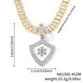 Pendentif bouclier argenté avec flocon en émail et chaîne griffée en cristal doré - Grand Bouclier Flocon Argent (N01392-452M)