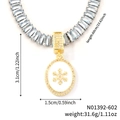 Collier avec pendentif flocon de neige, accents dorés et gemmes argentées rectangulaires - Long Ovale Blanc (N01392-602)