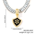 Pendentif bouclier cristal bleu glacé avec flocon doré et chaîne en acier de 60 cm - Long Bouclier Noir (N01392-602C)