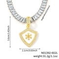 Collier avec pendentif bouclier flocon de neige doré et pierres de zircon cubique - Long Grand Bouclier Flocon Or (N01392-602L)