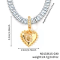 Goldene Herzkette mit G-Anhänger und pavé-gefasster Zirkonia-Kette auf weißem Grund - Herz Anfangsbuchstabe G Stil (N01336JS-G40)
