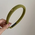 Diadema de tela verde oliva de estilo vintage francés con emblema dorado de Love - Verde amarillento