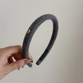 Detalle de diadema de lana gris oscuro con botón dorado Love y etiqueta hecha a mano - Gris