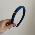 Detalle de diadema de terciopelo azul con colgante Love dorado y etiqueta hecha a mano - Azul